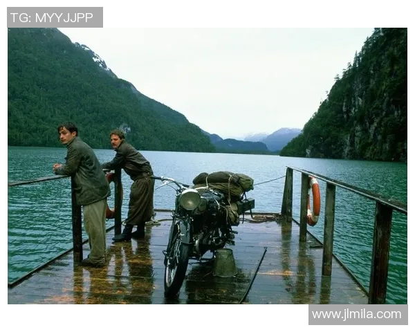 足球明星骑摩托车穿越城市街头展现风采与激情的精彩瞬间